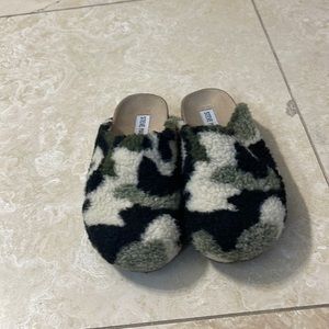 Steve Madden slippers camo size 7
